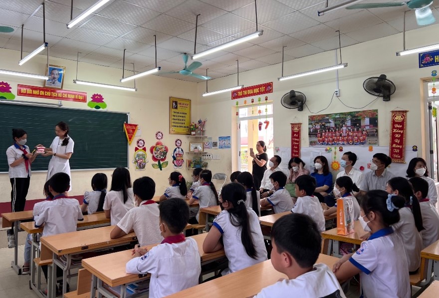 Bác sĩ BV RHM TW Hà Nội hướng dẫn chải răng cho học sinh